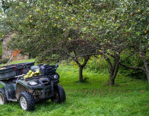 Malotraktor verzus úžitková ATV – ktorý stroj sa viac vyplatí?