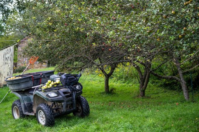 Malotraktor verzus úžitková ATV – ktorý stroj sa viac vyplatí?