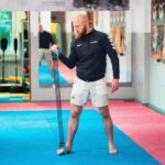 Domáci silový tréning s expandermi a činkami počas cvičenia doma