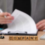 Podnikateľ podpisuje dokumenty pri založení s.r.o. s pomocou firmy