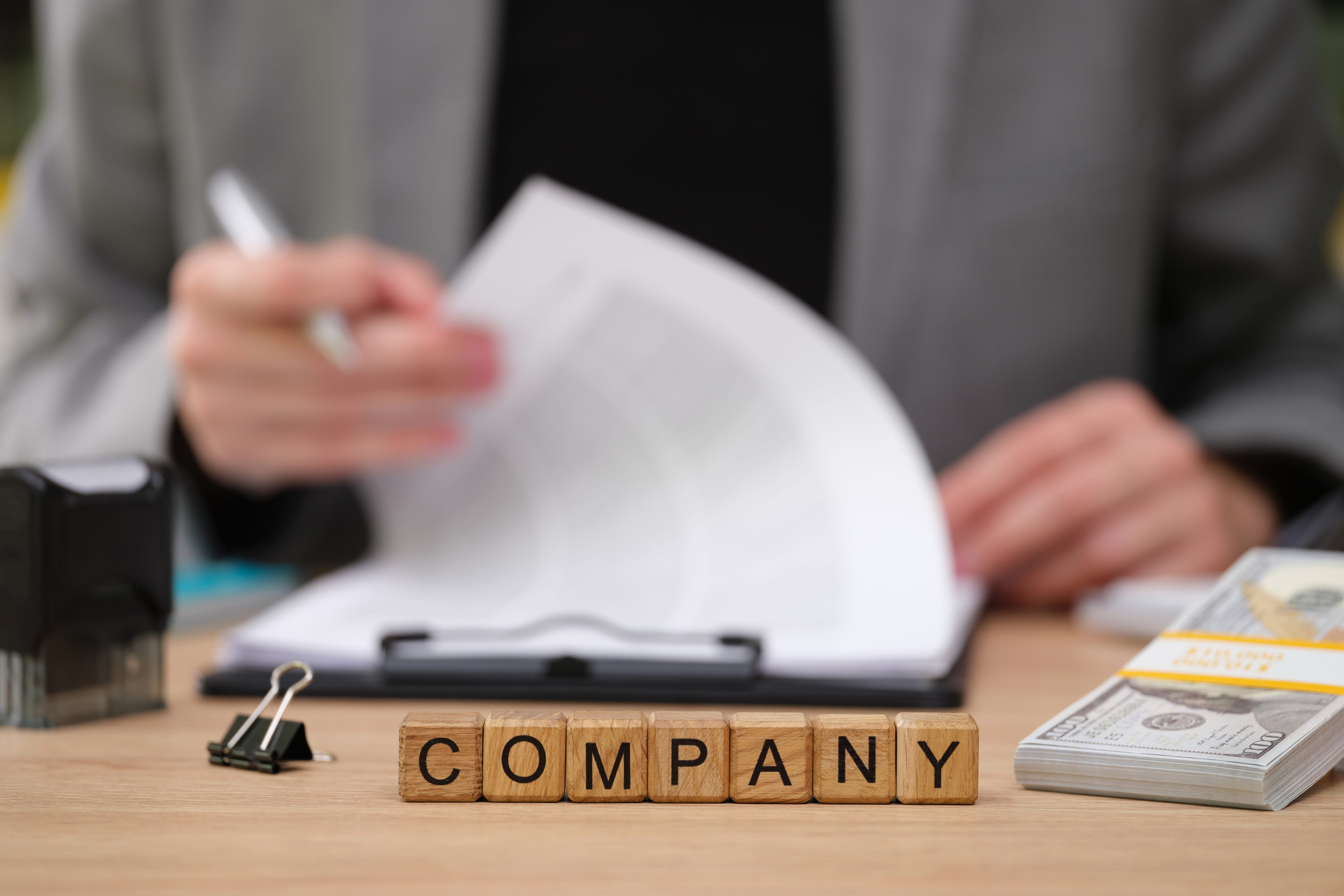 Podnikateľ podpisuje dokumenty pri založení s.r.o. s pomocou firmy