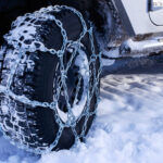 Porovnanie lacných a kvalitných snehových reťazí na pneumatike v zimných podmienkach