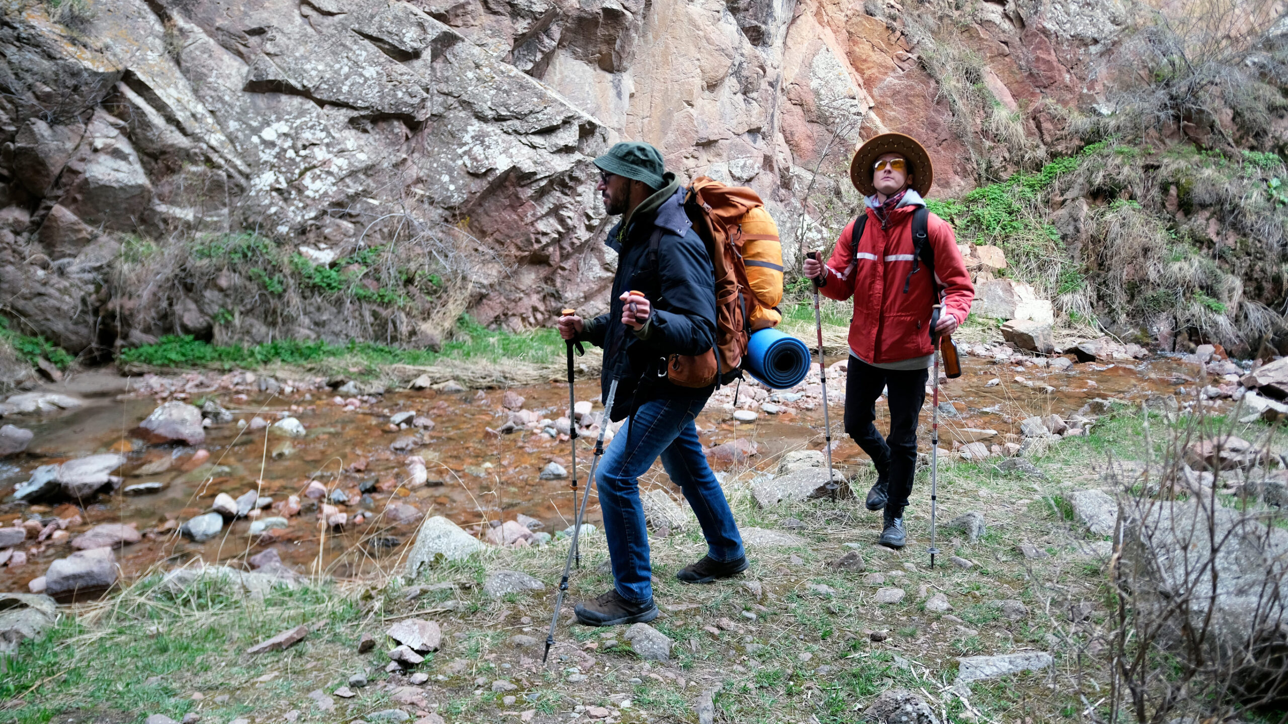 Turista s výbavou na jarnú túru v horách vrátane batohu a oblečenia