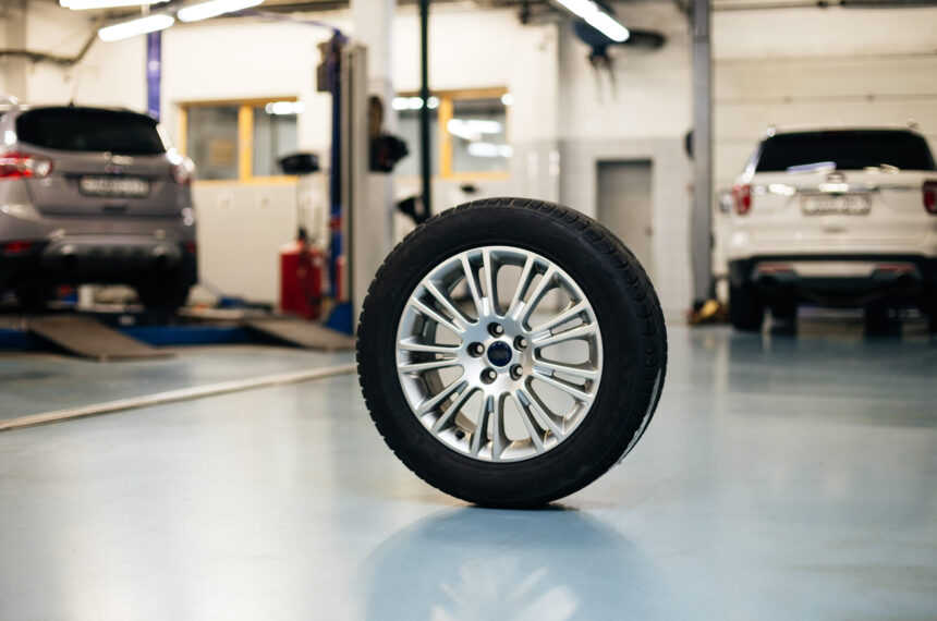 Hliníkový disk a pneumatika namontované na športovom automobile.