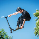 Jazda na kolobežke, korčuliach a skateboarde v mestskom parku počas voľného času.