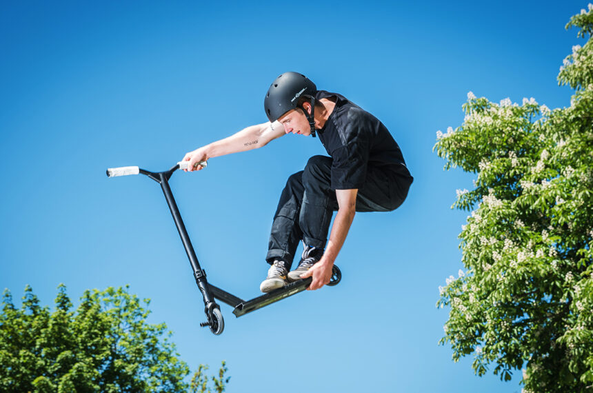 Jazda na kolobežke, korčuliach a skateboarde v mestskom parku počas voľného času.