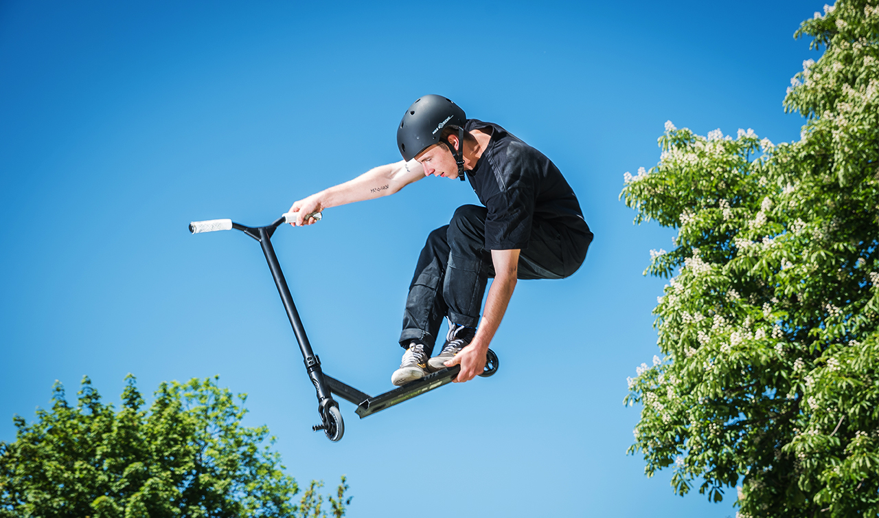 Jazda na kolobežke, korčuliach a skateboarde v mestskom parku počas voľného času.