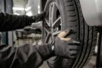 Porovnanie novej a protektorovanej pneumatiky vedľa seba v pneuservise.
