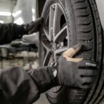 Porovnanie novej a protektorovanej pneumatiky vedľa seba v pneuservise.