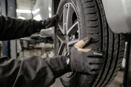 Porovnanie novej a protektorovanej pneumatiky vedľa seba v pneuservise.