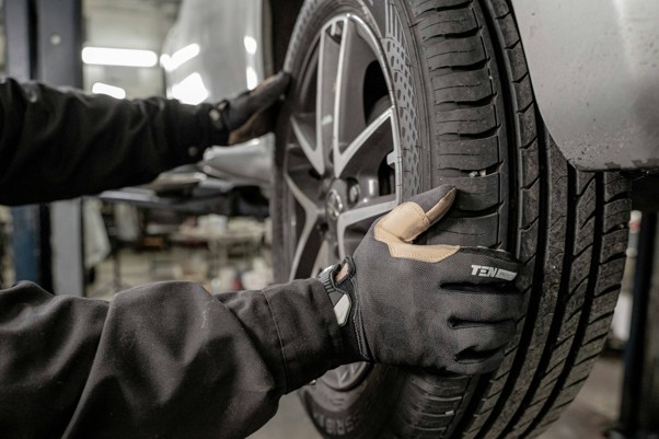 Porovnanie novej a protektorovanej pneumatiky vedľa seba v pneuservise.