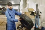 Porovnanie celoročných, letných a zimných pneumatík vedľa seba na osobnom automobile.