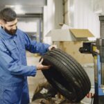 Porovnanie celoročných, letných a zimných pneumatík vedľa seba na osobnom automobile.