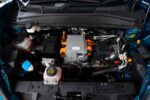 Automechanik vykonáva diagnostiku elektronických systémov automobilu pomocou diagnostického zariadenia pripojeného k vozidlu.